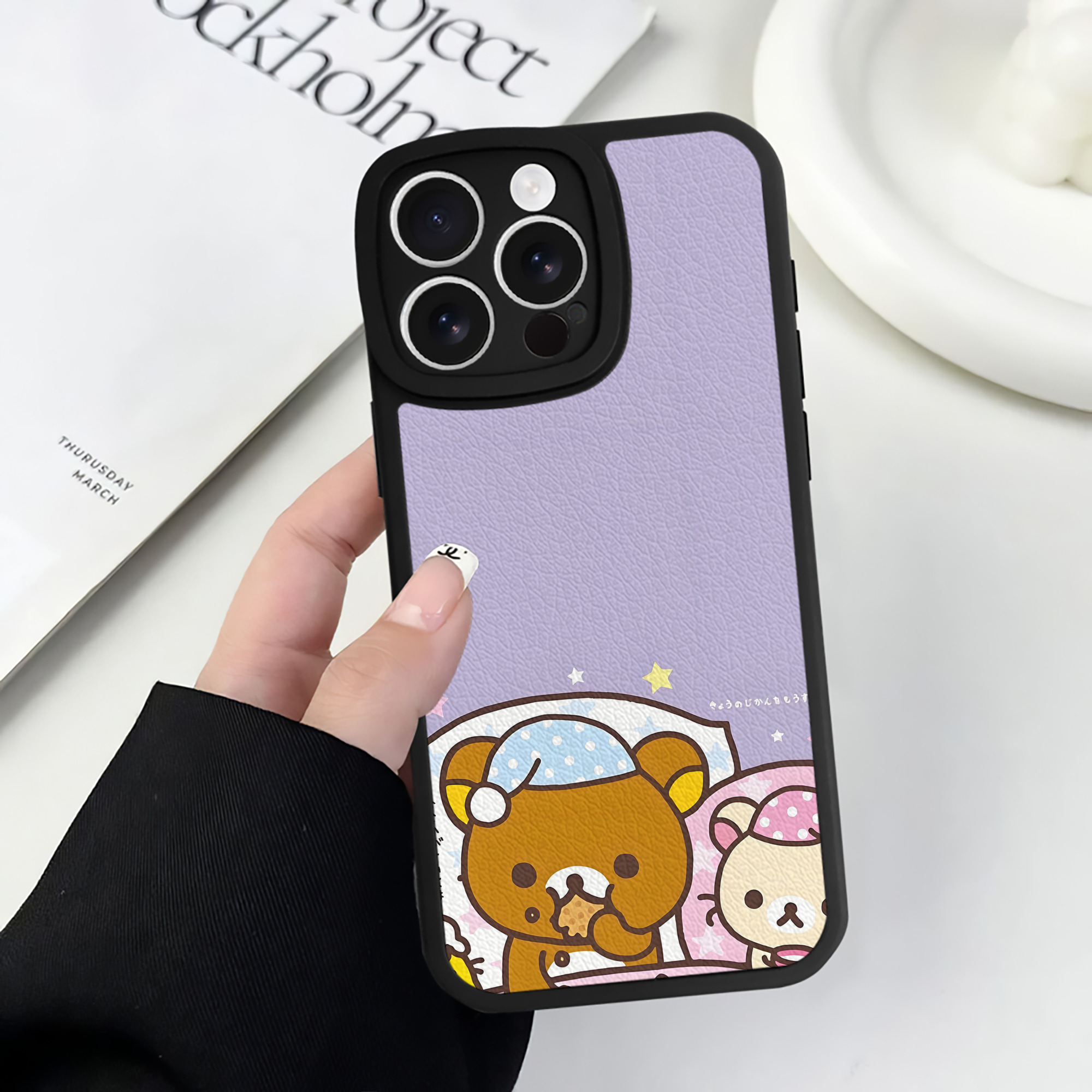 （画像用） リラックマ リラックマ キイロイトリ Rilakkuma Korilakkuma Kiiroitori 【iPhone 16シリーズ対応】シリコンスマホケース（レザー調） 材質：シリコン
